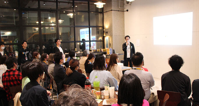 Helpfeel Communityのワークショップ会場全景（広いホールで多くの参加者がグループワークを行っている様子）