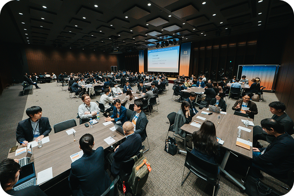 Helpfeel Communityのワークショップ会場全景（参加者がグループごとに分かれて議論している様子）