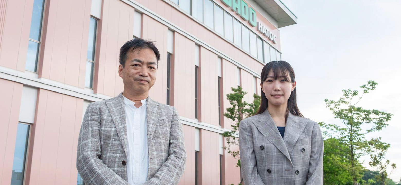 ビルの前にジャケットを着た男性と女性が立っている写真