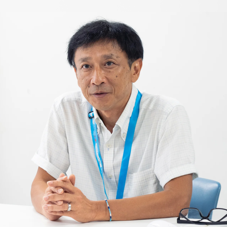 白いシャツを着た男性の写真