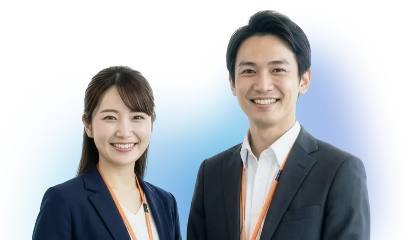笑顔で並ぶスーツ姿の女性スタッフと男性スタッフ 笑顔で並ぶスーツ姿の女性スタッフと男性スタッフ