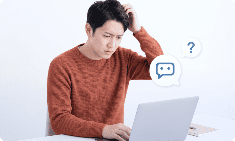 PCの前で困っている男性